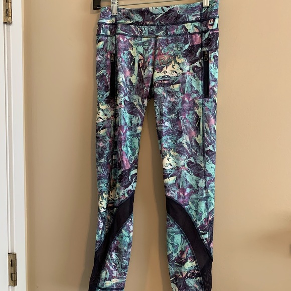 Lulu lemon 🍋 adorable print athletic leggings. - Picture 2 of 5